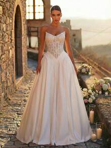 Glamrae 优雅奢华的白色法式串珠蕾丝拼接缎面礼服，手工花卉装饰，船领饰以多道鱼骨纹，复古腰线，蓬松荷叶边长裙摆，带拖尾，女士正式晚礼服 - 白色 - 查看 3