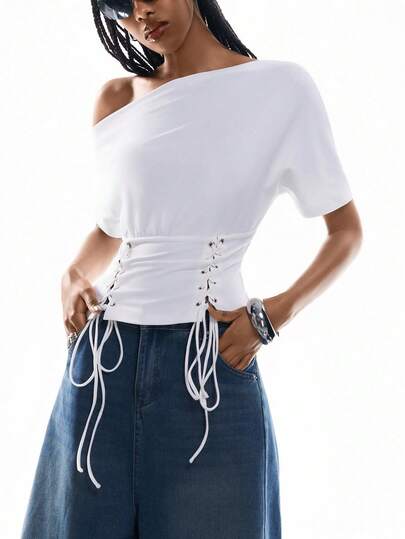 Airlisse Áo kiểu nữ màu trắng mới mùa xuân/hè, tay ngắn, vai lệch, eo thắt, trang trí dây buộc bằng vải dệt kim, thiết kế thời trang gợi cảm.