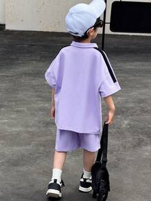 SHEIN Little Byeori 两件套男童休闲舒适日常学院风简约时尚字母印花短袖Polo衫及口袋短裤套装，适合春夏季节日常穿着、运动、郊游、上学、聚会、度假、拍照、返校季等场合。 - 淡紫色 - 查看 2