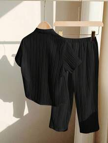 SHEIN 两件装男童休闲运动套装，包括一件立领衬衫和一条裤子，采用纹理面料，适合儿童穿着，是男童返校的理想选择。套装也适合生日派对、晚宴、演出、婚礼、洗礼、开幕式等场合，日常穿着舒适，适合上学、旅行、运动，尤其适合春夏季节。 - 黑色 - 查看 4