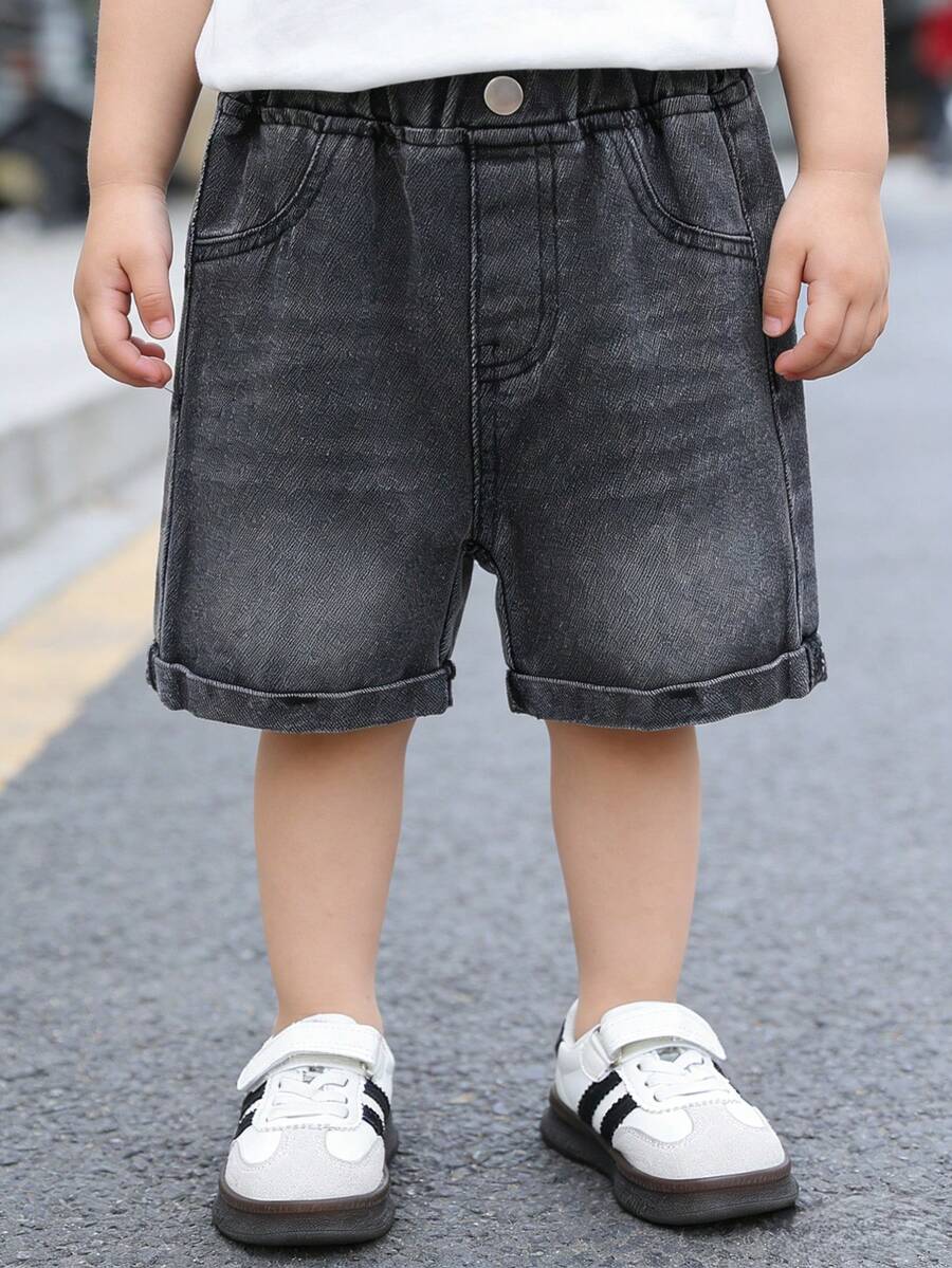 SHEIN Playful Pals 男婴休闲牛仔短裤，夏季新品，黑灰色，宽松版型，全松紧腰带+单扣装饰，无拉链，方便穿脱，宽松设计方便宝宝活动，做旧褪色处理，营造复古休闲感，舒适棉质牛仔面料，适合夏季度假、音乐节、日常出行、上学、聚会、派对、通勤等各种场合。