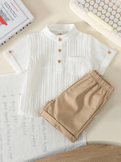 SHEIN Set de 2 piezas para el primer Día de la Madre del bebé - Camisa de manga corta a rayas blancas con cuello y bolsillo, combinada con pantalones cortos holgados color caqui