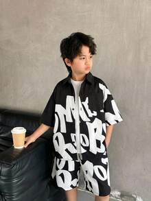 SHEIN 这款男童休闲运动套装包含衬衫和短裤两件，宽松版型，条纹纹理，翻领设计，适合儿童穿着，也适合幼儿男童、返校季、生日派对、晚宴、演出、婚礼、洗礼和毕业典礼等场合。日常穿着、上学、旅行、运动以及春夏季节皆宜。 - 彩色 - 查看 5