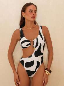 Swim Chiccia 26SS 女士春夏沙滩连衣裙，连体款，优雅浪漫海岛度假风高端艺术几何撞色印花，咖啡色、白色，波西米亚风亚克力金属装饰纽扣，腰部镂空设计，适合夏季度假、海滩、泳池、日常穿着 - 黑與白 - 查看 3