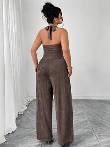 Elenzga Conjunto de 2 Peças Plus Size para Mulheres: Regata de Pescoço Halter Texturizada e Calça Perna Larga - Castanho - Visão 2
