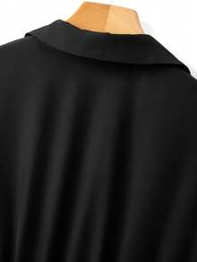 GlowEve CURVE Vestido de talla grande con bloque de color asimétrico, manga corta y cuello de camisa en línea A - Negro - Ver 4