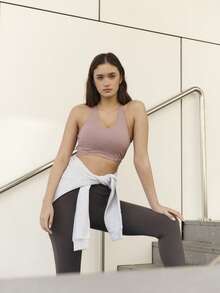 Nöista Gerippter Sport-BH mit gekreuzten Rückenträgern, stylisch und stützend. Perfekt für Sommeroutfits, Frühlingsoutfits für Frauen, Outfits, Gym, Studio-Workouts und lässige Sportbekleidung. - Grau - Übersicht 1