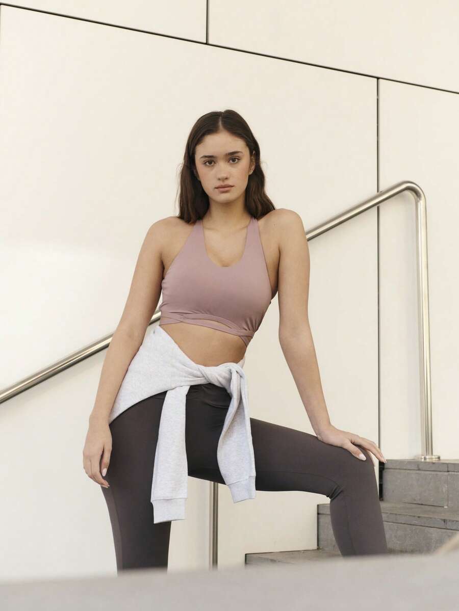 Nöista Gerippter Sport-BH mit gekreuzten Rückenträgern, stylisch und stützend. Perfekt für Sommeroutfits, Frühlingsoutfits für Frauen, Outfits, Gym, Studio-Workouts und lässige Sportbekleidung. - Grau - Übersicht 1