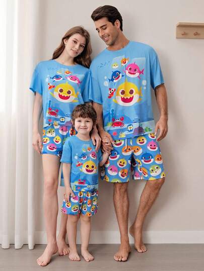 BABY SHARK X SHEIN Bộ đồ ngủ mùa hè cho nam giới, in hình cá mập hoạt hình ngộ nghĩnh, dáng rộng, tay ngắn và quần short, thích hợp cho cả gia đình.