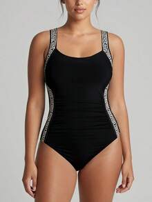 SHEIN Swim Curve بدلة سباحة قطعة واحدة مطبوعة بألوان متعددة مقاس كبير مع أربطة واسعة وسحاب خصر وتصميم كشكشة على الحافة، طراز أنيق وبسيط للشاطئ والعطلات - الأسود - مشاهدة 3