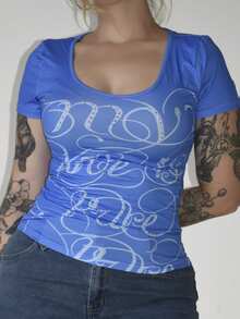 Arliah Damen blaues T-Shirt mit Buchstaben-Muster, V-Ausschnitt und Strass-Dekor, lässiger Straßen-Stil für den Sommer - Blau - Übersicht 6