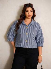 Elaquor Kemeja Lengan Pendek Kasual Wanita Ukuran Besar dengan Motif Garis-garis dan Kancing Hati Logam - Biru - View 5