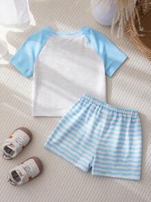 BABY SHARK X SHEIN Bộ áo thun tay raglan và quần short kẻ sọc in hình cá mập hoạt hình dễ thương cho bé trai, thích hợp mặc mùa hè. - Xám - Xem 2