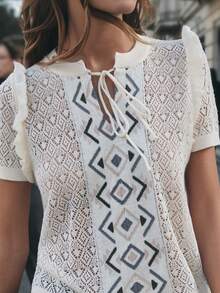 Nöista Áo dệt kim có họa tiết hình học ở trung tâm, tay ngắn bồng bềnh và cổ buộc dây. Thích hợp cho trang phục thường ngày, mùa xuân, mùa hè, đi biển. - Màu be - Xem 7