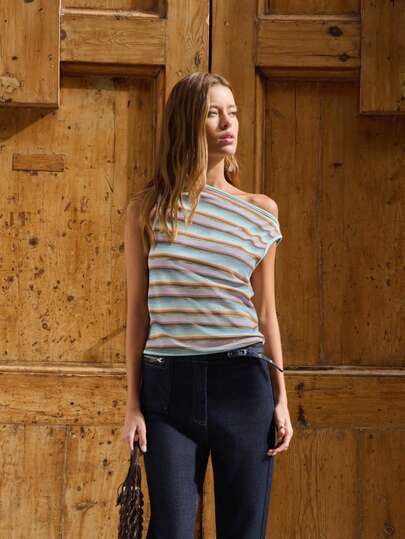 Nöista Áo lệch vai bất đối xứng, họa tiết sọc nhiều màu với chất liệu gân nổi. Thích hợp cho mùa xuân, hè, phong cách thường ngày.