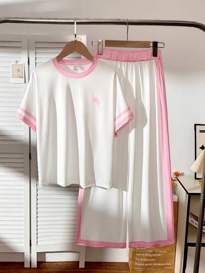 Conjunto de camiseta de manga raglán con cuello redondo y pantalones rectos de punto con ribete de contraste negro y blanco, uso diario versátil para niñas preadolescentes