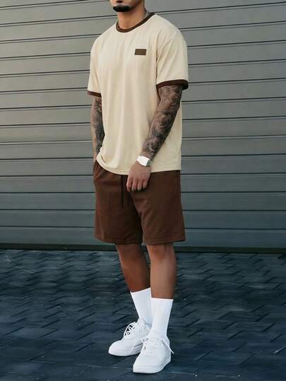 Manfinity Homme Bộ áo thun ngắn tay cổ tròn nam + quần short thể thao, phối màu tương phản, thiết kế trang trí bằng các mảng vải, áo màu mơ + quần màu nâu, thiết kế tối giản, dễ phối đồ.