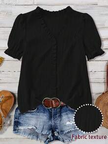 SHEIN LUNE Blusa casual de talla grande con cuello en V, ribete de volantes, mangas abullonadas y textura acanalada - Negro - Ver 1