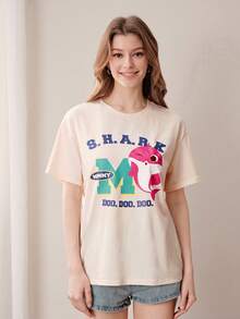 BABY SHARK X SHEIN 1件女士休闲度假通勤趣味卡通字母印花落肩宽松T恤，亲子装 - 杏色 - 查看 1