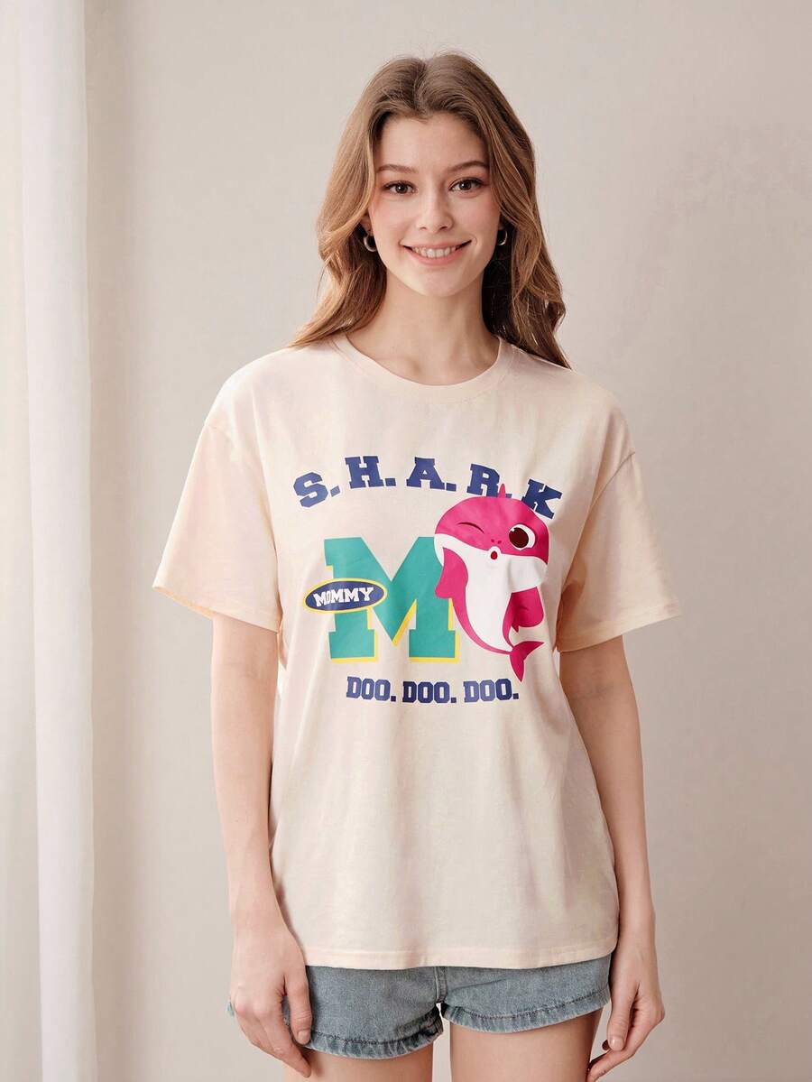 BABY SHARK X SHEIN 1件女士休闲度假通勤趣味卡通字母印花落肩宽松T恤，亲子装 - 杏色 - 查看 1