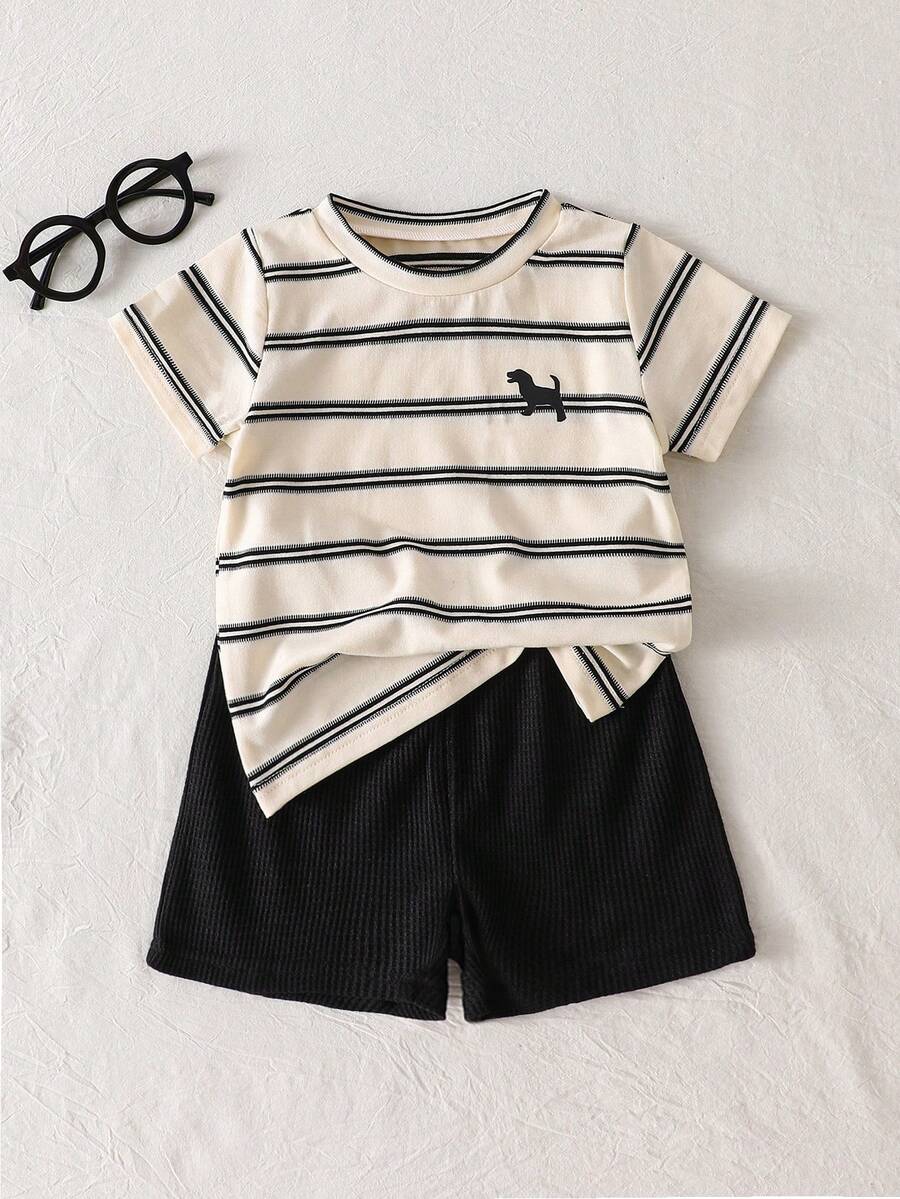 SHEIN Playful Pals 2件套幼儿男童时尚黑白条纹华夫格针织面料口袋圆领短袖T恤和黑色弹力腰短裤套装,夏季 - 彩色 - 查看 1
