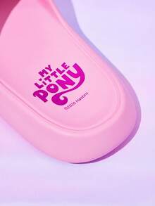 My Little Pony X SHEIN Zapatillas tipo chanclas con diseño de Pinkie Pie, de material EVA ligero y duradero, antideslizantes y de secado rápido, para usar en casa, baño, parque infantil, piscina, playa, interior y exterior - Rosa 1 - Ver 9