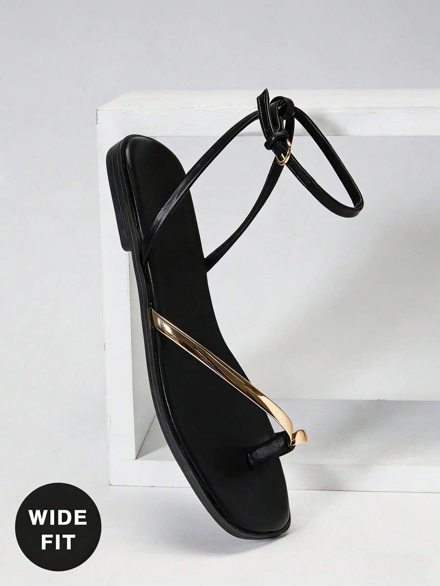 SHUZIA #宽楦 UrbanLuxe 女士电镀金 TPU 绑带黑色踝带环趾平底凉鞋 – 优雅、简约、奢华的日常风格。 - 黑色 - 查看 1