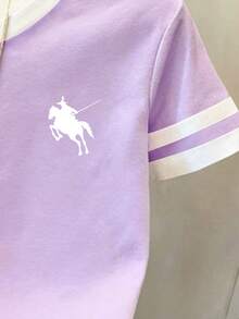 少女休闲复古美式校园经典Logo印花短袖圆领T恤，适合夏季穿着，展现美式学院风度假风情；紫色修身日常休闲舒适百搭T恤，饰以白色条纹印花，适合春、夏、秋、冬四季穿着。 - 彩色 - 查看 6