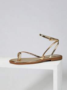 SHUZIA #UrbanLuxe 女士电镀金 TPU 绑带浅金色踝带环趾平底凉鞋 – 优雅、简约、奢华的日常风格。 - 金色 - 查看 7
