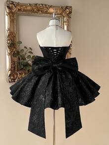 Lovelzi Đầm mini dáng chữ A màu đen thanh lịch, lãng mạn, không dây vai, cổ khoét sâu, chất liệu vải jacquard, có nơ trang trí phía sau có thể tháo rời, thích hợp cho lễ tốt nghiệp, khai giảng, lễ hội âm nhạc, tiệc sinh nhật, đám cưới, tiệc trà chiều, dạ hội. - màu đen - Xem 2