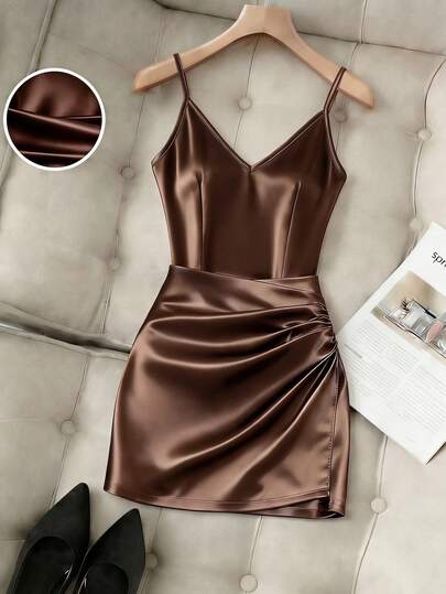 Ritzy Row Nuevo vestido mini ajustado de satén con pliegues, vestido camisola de primavera/verano sexy de cintura alta, vestido mini elegante de mujer, de moda para citas, carnavales, fiestas de cumpleaños, graduación, casual, vestido camisola marrón