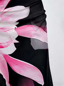 Sparklyn Đầm đen in họa tiết hoa sen hồng nhuộm tie-dye dành cho tuổi teen, thiết kế lệch vai tôn lên vẻ đẹp cổ và vai, phần eo xếp ly giúp tôn dáng, hoàn hảo cho các bữa tiệc và buổi hẹn hò. - màu đen - Xem 5