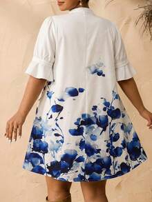 SHEIN CURVE+ Curve 尺码 US22 音乐节、海滨度假、波西米亚蓝白花卉印花 V 领短款休闲连衣裙，女士 - 藍色 - 查看 2