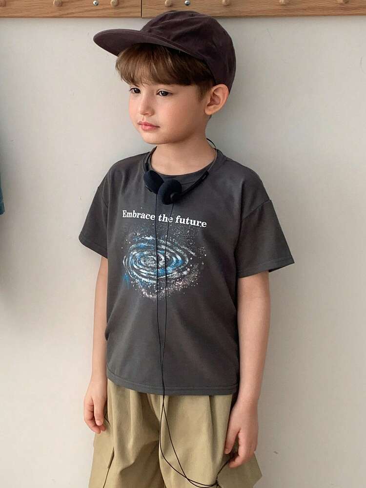 Printed Charcoal Gray Short Sleeve T-Shirt, Casual Loose Fit Summer Top For Toddler Boys (Small)