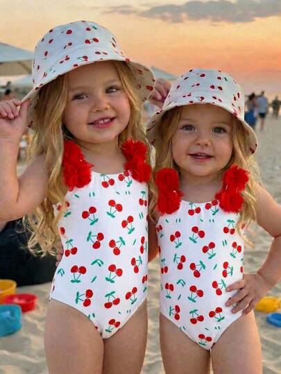 SHEIN Áo tắm liền thân xếp nếp in hình quả anh đào cho bé gái mùa hè 2026.