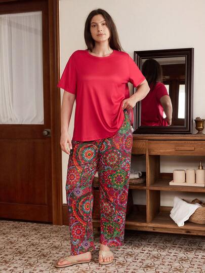 SHEIN Women's Fashion Short Sleeve Round Neck Solid Color Casual Loose T-Shirt Paired With Paisley Print Elastic Waist Straight Leg Pants 2-Piece Set
