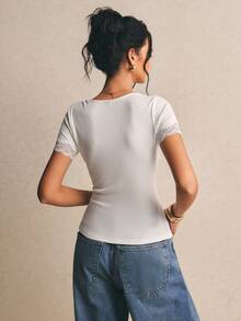 Poéselle Camiseta feminina branca canelada com decote em V profundo e detalhes em renda – Blusa feminina de manga curta, macia e elástica, com detalhes em renda. Blusa branca canelada com decote em V profundo, estilo estético e romântico, ideal para ocasiões como baby tee (Y2K), camiseta canelada ajustada, camiseta feminina casual de manga curta com decote em V profundo e detalhes em renda, perfeita para o dia a dia, festivais, Páscoa, casamentos, formaturas, trabalho e shows country. - Branco - Ver 7