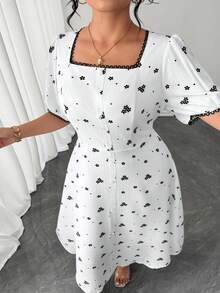 SHEIN Elenzya Vestido de talla grande con estilo retro francés, cuello cuadrado y mangas con volantes con estampado floral diminuto - Albaricoque - Ver 4