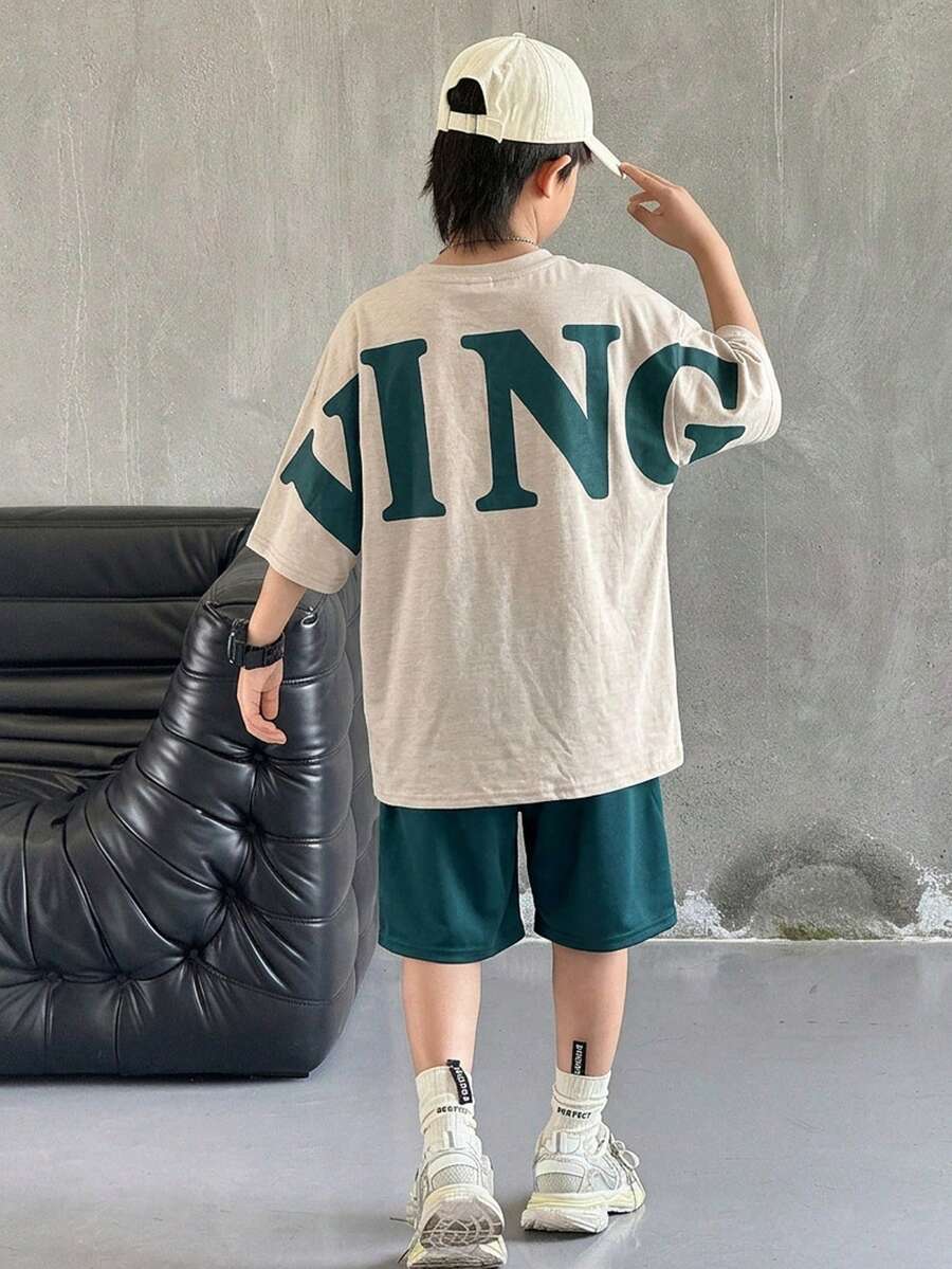 SHEIN 大童男孩韓系字母圖案短袖T恤與鬆緊腰短褲套裝,鼠尾草綠,夏季,街頭風,城市度假休閒寬鬆版型 - 綠色 - 查看 1