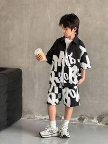 SHEIN 这款男童休闲运动套装包含衬衫和短裤两件，宽松版型，条纹纹理，翻领设计，适合儿童穿着，也适合幼儿男童、返校季、生日派对、晚宴、演出、婚礼、洗礼和毕业典礼等场合。日常穿着、上学、旅行、运动以及春夏季节皆宜。 - 彩色 - 查看 1