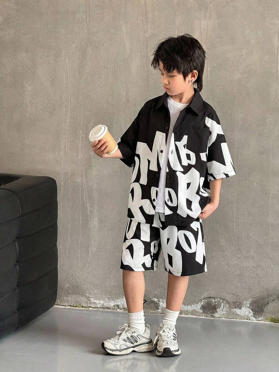 SHEIN 这款男童休闲运动套装包含衬衫和短裤两件,宽松版型,条纹纹理,翻领设计,适合儿童穿着,也适合幼儿男童、返校季、生日派对、晚宴、演出、婚礼、洗礼和毕业典礼等场合。日常穿着、上学、旅行、运动以及春夏季节皆宜。 - 彩色 - 查看 1
