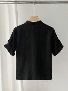 SHEIN Mirajuku 男童白色短袖立领波浪条纹衬衫，卡其色仿木纽扣，胸前口袋，简约设计，休闲舒适，适合上学、旅行、居家、度假等场合，宽松版型，适合春、夏、秋季穿着。 - 黑色 - 查看 2
