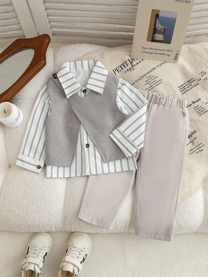 SHEIN Bộ quần áo lịch lãm 3 món cho bé trai, gồm áo sơ mi dài tay cổ sọc + áo vest bất đối xứng + quần dài cạp chun, thích hợp cho đi làm, đi học, dạo phố, đi nghỉ mát, đám cưới, tiệc sinh nhật, tiệc chiêu đãi, biểu diễn, tiệc mừng em bé chào đời, lễ rửa tội, lễ kỷ niệm sinh nhật lần thứ nhất, v.v. Kích cỡ từ 6 tháng đến 3 tuổi. Trang phục bé trai dự tiệc mùa xuân/hè, trang phục cưới cho bé trai, bộ áo sơ mi và quần cho bé trai, bộ thời trang retro cho bé trai, bộ phong cách preppy cho bé trai.