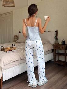 Napfluff Bộ đồ ngủ nữ gồm áo hai dây cổ chữ V phối ren màu xám và quần in họa tiết quả việt quất. - Nhiều màu - Xem 2