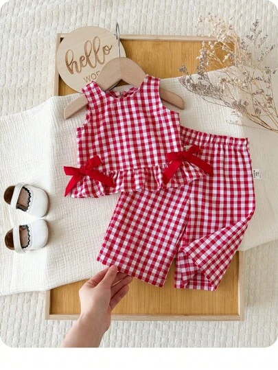 SHEIN Bộ đồ 2 mảnh cho bé sơ sinh gồm áo vest không tay và quần cạp chun kẻ caro đỏ, thích hợp cho các bữa tiệc sinh nhật, tiệc tùng, biểu diễn, đám cưới, lễ rửa tội và lễ khai trương, hoàn hảo cho mùa xuân và mùa hè. Rất lý tưởng cho trang phục mùa hè của bé gái.