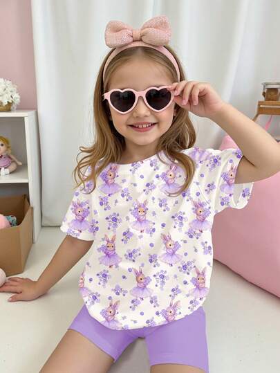 奶油白和奶油紫，春夏波西米亚风花束图案，蝴蝶结兔子插画印花，少女休闲舒适宽松圆领短袖T恤搭配修身骑行短裤，适合春夏日常、居家、度假、节日、农场、户外、野餐等场合。