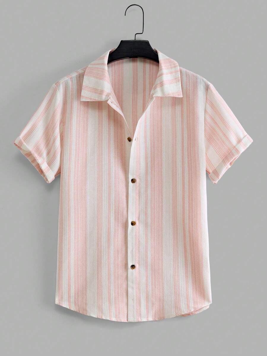 StoneGrade Camisa de manga corta de rayas de solapa única para hombres, diseño minimalista adecuado para viajes de verano - Rosa vieja - Ver 1