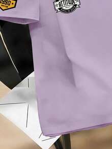 Manfinity Joysei Camiseta casual de manga corta y cuello redondo con estampado de eslogan para hombres - Púrpura malva - Ver 4