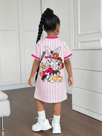 SHEIN Đầm mini dệt kim dáng rộng, tay ngắn, cổ chữ V, sọc nhiều màu sắc, in hình thỏ hoạt hình dễ thương, phong cách đường phố thường ngày, dành cho bé gái mùa xuân/hè.