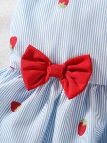 SHEIN Vintaside Kids 女嬰淺藍色夏季可愛度假套裝 草莓印花掛脖上衣 & 短褲 附3D紅色蝴蝶結 甜美鄉村風荷葉邊下擺套裝 - 藍色 - 查看 7